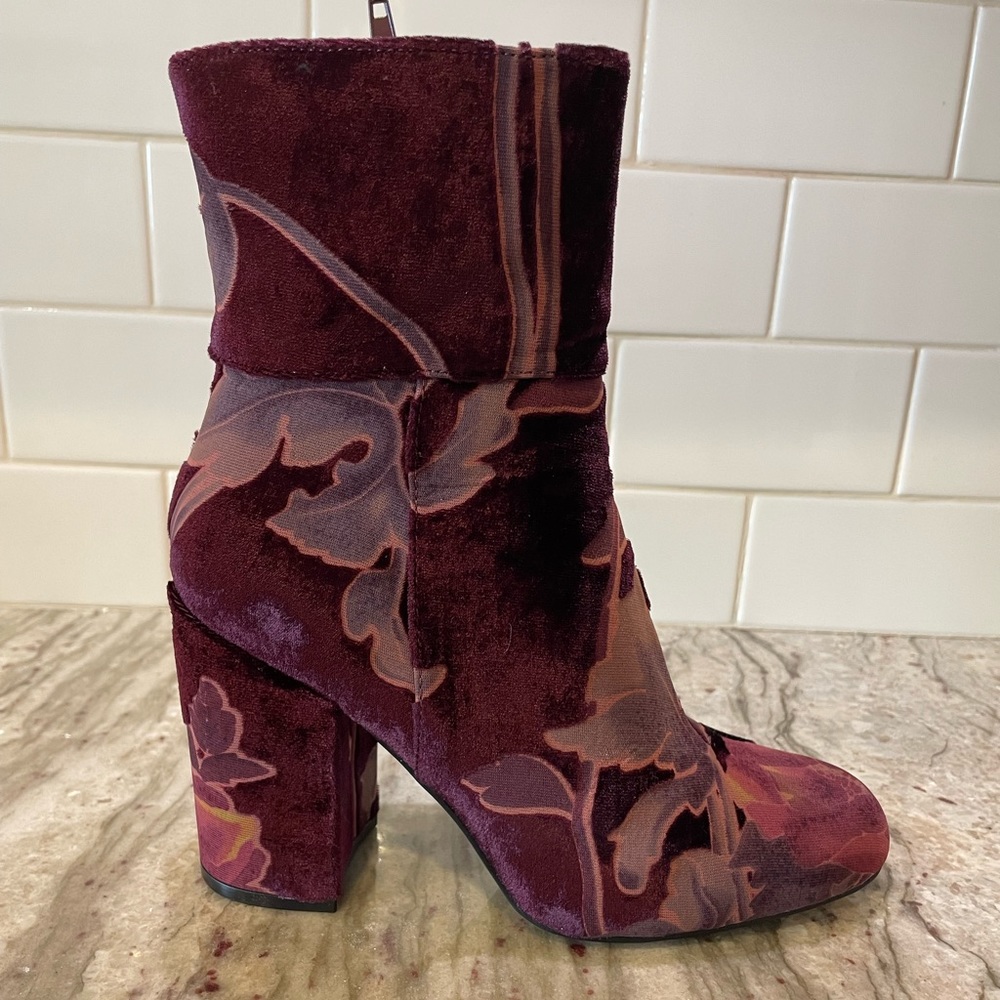 Steve Madden Burgundy Floral Ankle Boots Size 6.5